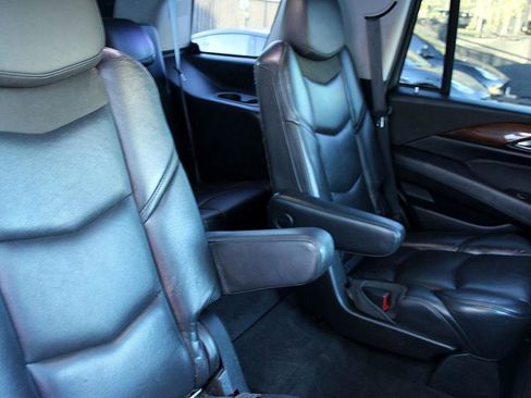 Used 2018 Cadillac Escalade Luxury image 25