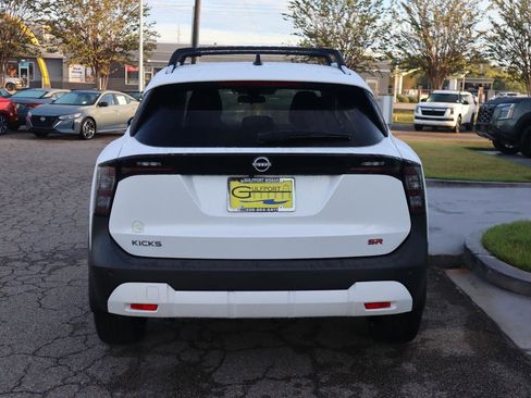 New 2026 Nissan Kicks SR w/ SR Premium Package FWD image 7