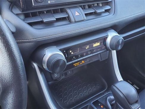Used 2020 Toyota RAV4 LE w/ Carpet Mat Package image 24