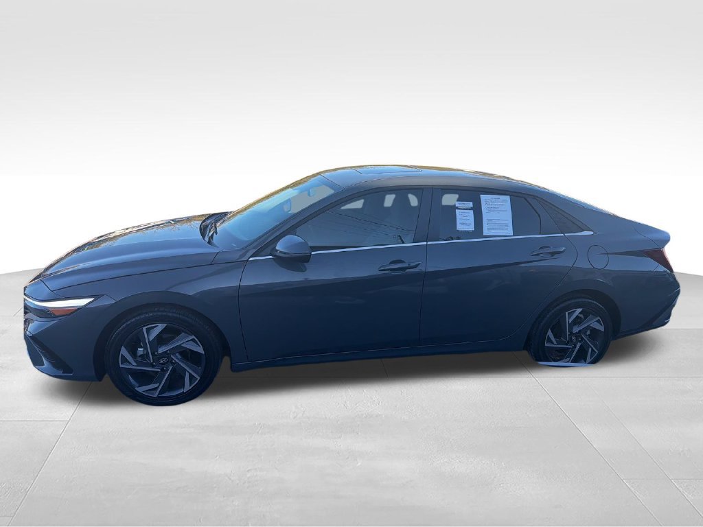Used 2026 Hyundai Elantra Limited FWD image 2