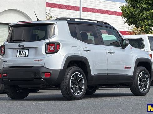 Used 2017 Jeep Renegade Trailhawk w/ Premium Trailhawk Package AWD/4WD image 4