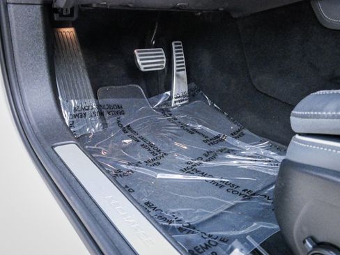 Used 2022 Volvo S60 T8 R-Design image 17