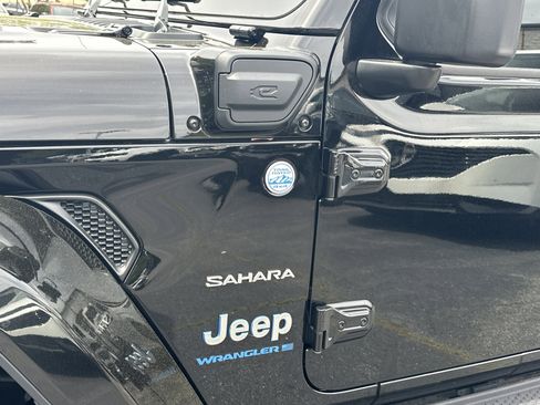 Used 2023 Jeep Wrangler Sahara w/ Cold Weather Group image 14