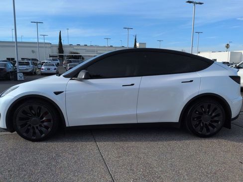 Used 2022 Tesla Model Y Performance image 9
