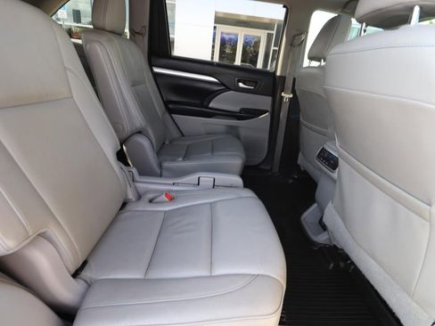 Used 2018 Toyota Highlander XLE AWD/4WD image 24