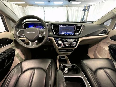 Used 2023 Chrysler Pacifica Touring-L FWD image 14