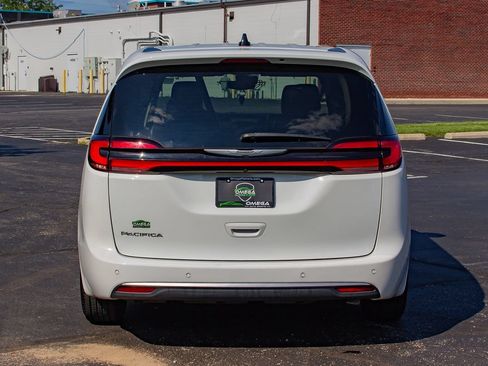 Used 2023 Chrysler Pacifica Touring-L FWD image 8