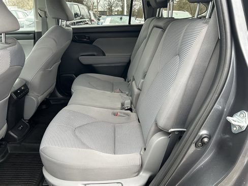 Used 2021 Toyota Highlander L image 23