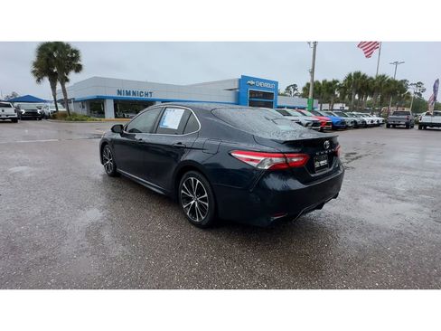 Used 2018 Toyota Camry SE image 4