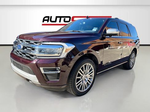 Used 2024 Ford Expedition Platinum image 3