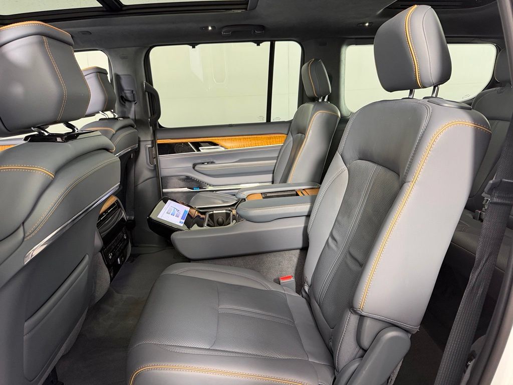 Used 2022 Jeep Grand Wagoneer Series II w/ Convenience Group III AWD/4WD image 17