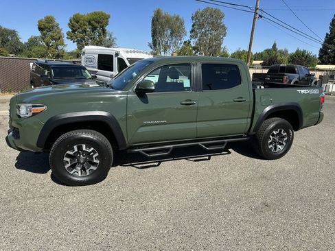 Used 2021 Toyota Tacoma TRD Off-Road w/ Technology Package AWD/4WD image 2