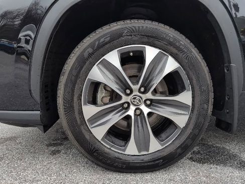 Used 2023 Toyota Highlander XLE image 9