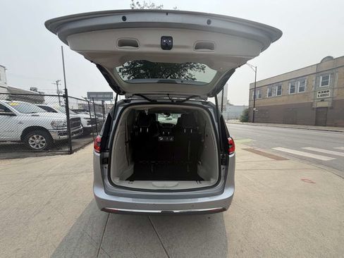 Used 2021 Chrysler Pacifica Touring-L FWD image 21