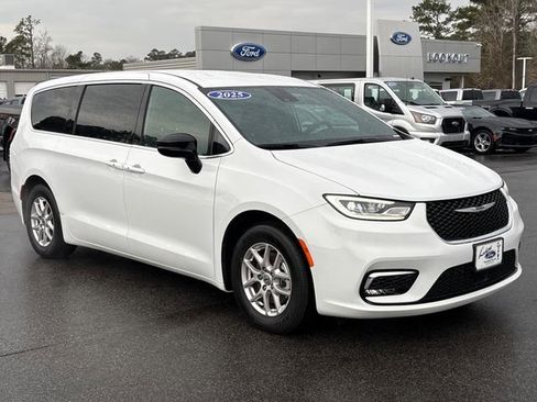 Used 2025 Chrysler Pacifica Select image 7