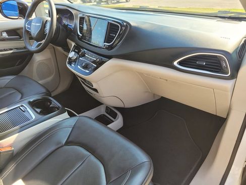Used 2024 Chrysler Pacifica Touring-L FWD image 8