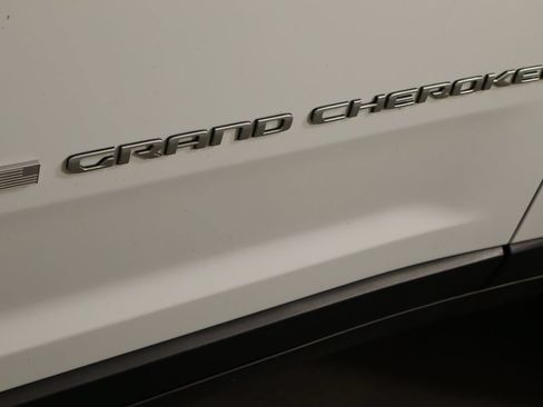 Used 2025 Jeep Grand Cherokee Laredo w/ Luxury Tech Group I AWD/4WD image 39
