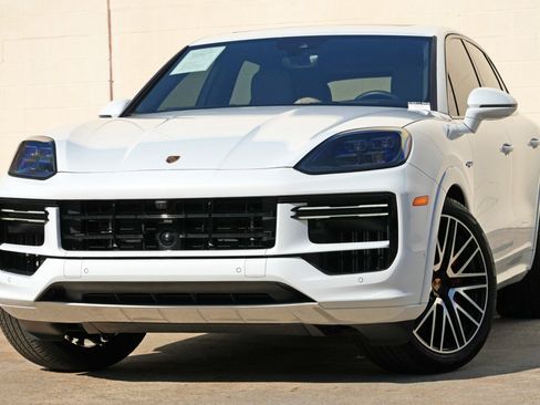 Used 2024 Porsche Cayenne Turbo AWD/4WD image 3