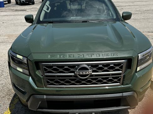 Used 2023 Nissan Frontier SV w/ SV Premium Package AWD/4WD image 2