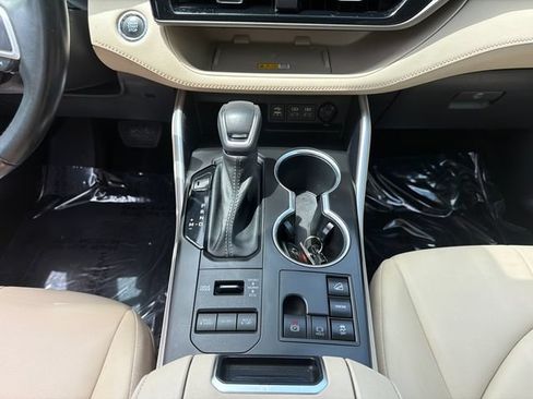 Used 2023 Toyota Highlander XLE AWD/4WD image 22
