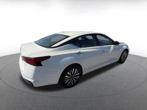 Used 2025 Nissan Altima 2.5 SV FWD image 14