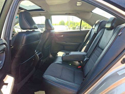 Used 2017 Toyota Camry SE w/ Moonroof Package FWD image 10
