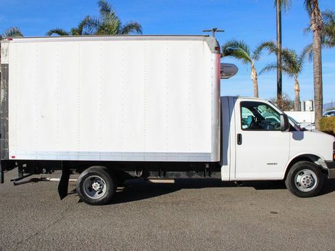 Used 2016 Chevrolet Express 4500 w/ Chrome Appearance Package RWD image 13