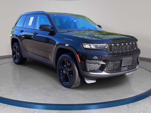 Used 2022 Jeep Grand Cherokee Altitude image 3