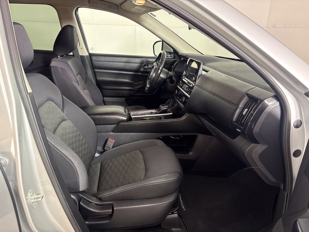 Used 2024 Nissan Pathfinder SV FWD image 16