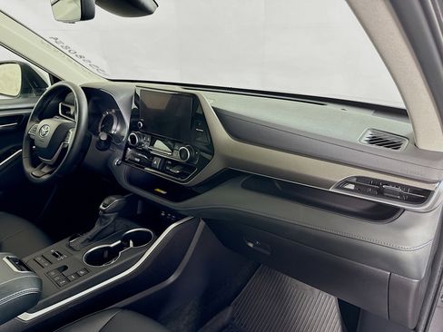 Certified 2025 Toyota Highlander image 29