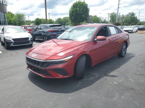 Used 2024 Hyundai Elantra SEL FWD image 2