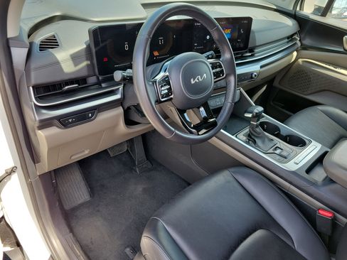 Used 2025 Kia Carnival image 3