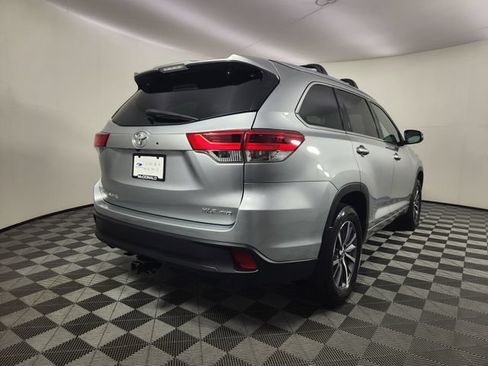 Used 2018 Toyota Highlander XLE AWD/4WD image 5