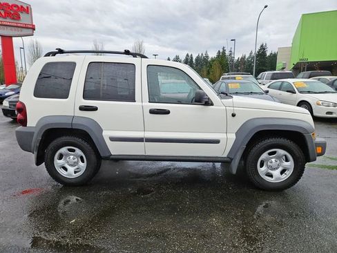 Used 2005 Jeep Liberty Sport image 2