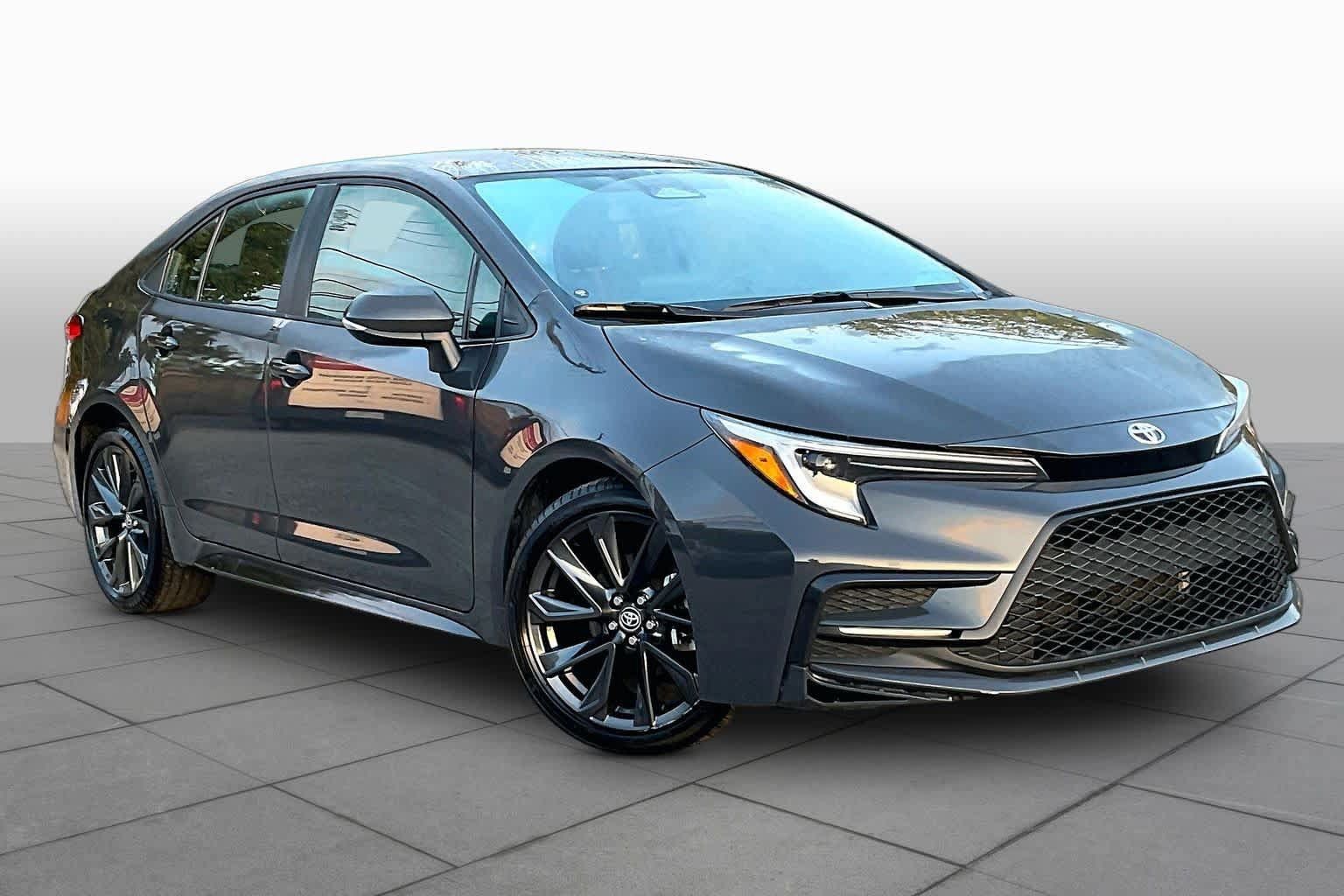 Used 2025 Toyota Corolla SE FWD image 3