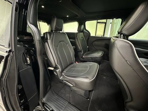 Used 2026 Chrysler Pacifica Limited w/ S Appearance Package FWD image 19