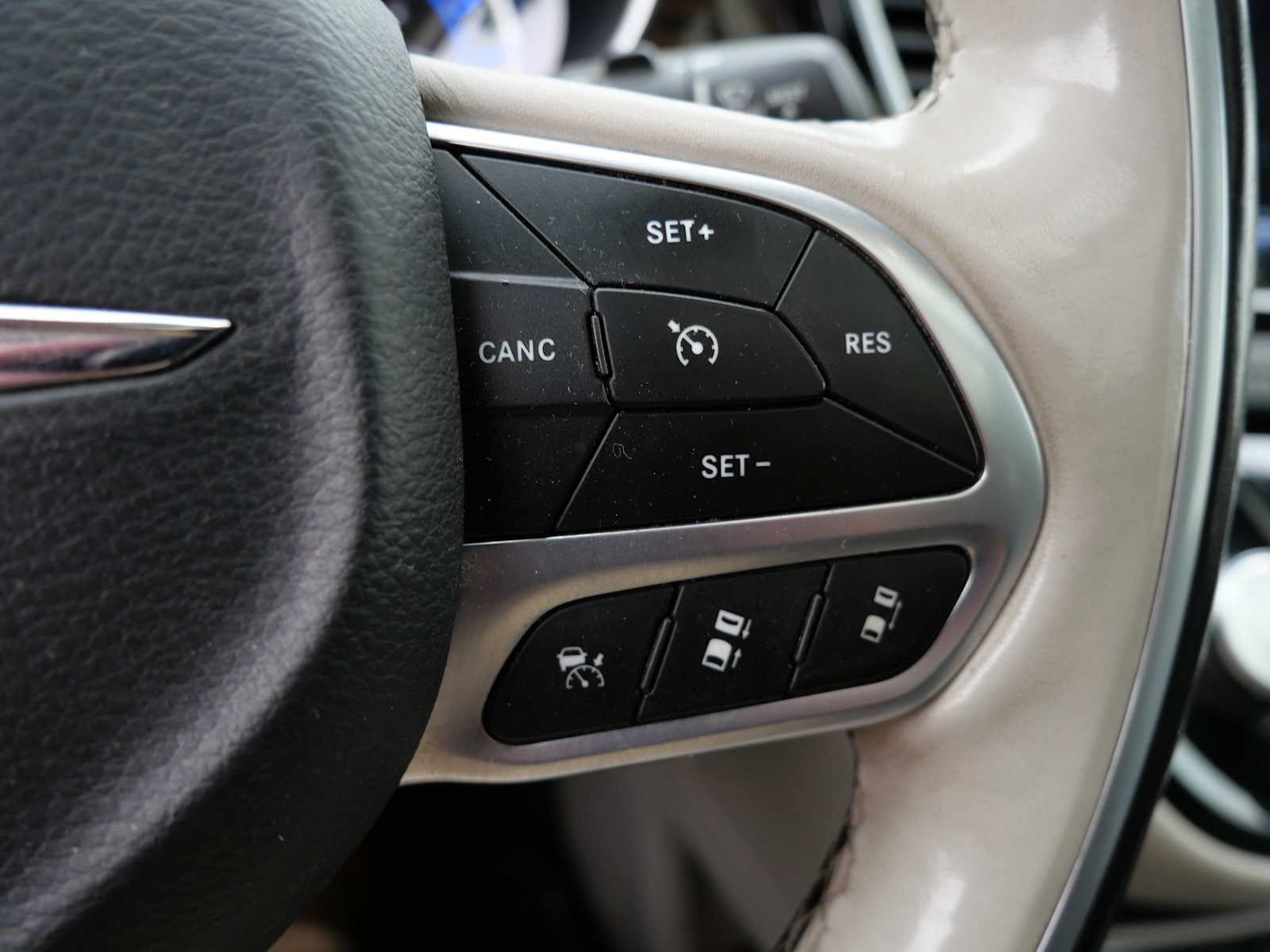 Used 2021 Chrysler Pacifica Limited w/ Uconnect Theater Family Group FWD image 29