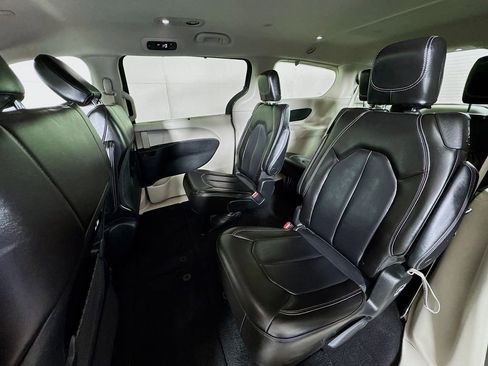 Used 2023 Chrysler Pacifica Touring-L FWD image 23