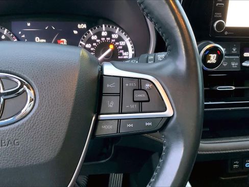 Used 2022 Toyota Highlander XSE FWD image 24