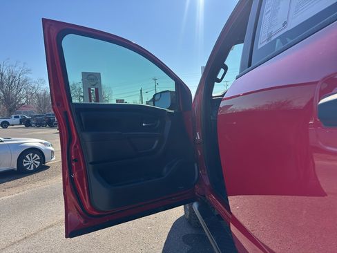 Used 2020 Nissan Titan PRO-4X w/ Pro-4x Convenience Package image 18