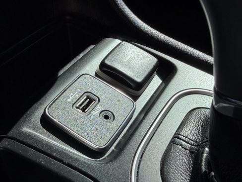 Certified 2019 Jeep Cherokee Latitude Plus FWD image 28