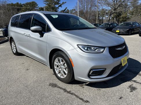 Used 2023 Chrysler Pacifica Touring-L FWD image 3