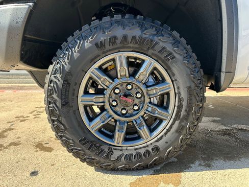 Used 2025 GMC Sierra 1500 AT4X image 9