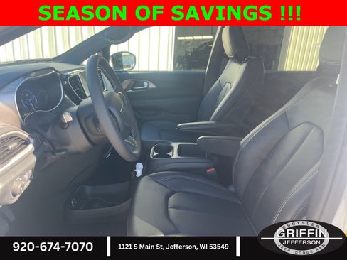Used 2025 Chrysler Pacifica Select image 7