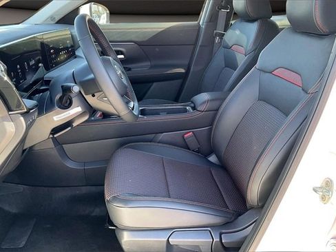 Certified 2025 Nissan Kicks SR image 23