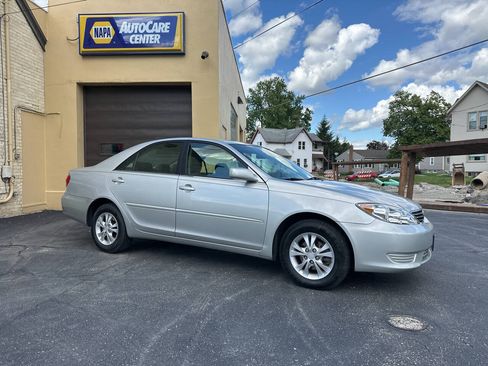 Used 2005 Toyota Camry LE FWD image 5