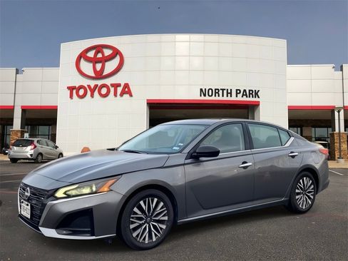 Used 2024 Nissan Altima 2.5 SV image 1