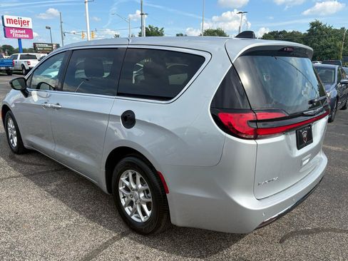 Used 2026 Chrysler Pacifica Select FWD image 3