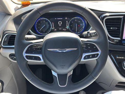 Used 2024 Chrysler Pacifica Touring-L FWD image 10