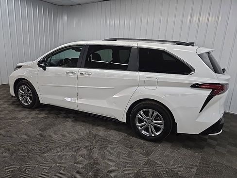 Used 2023 Toyota Sienna XSE w/ XSE Plus Package image 4